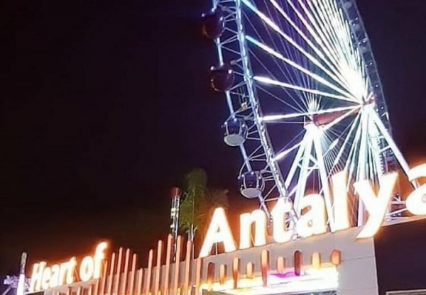 <br />
Гигантское колесо обозрения, наконец, открылось для туристов в Анталье<br />
