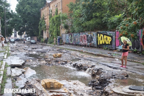 Ливень вызвал хаос в Одессе: затоплены улицы, сметены автомобили