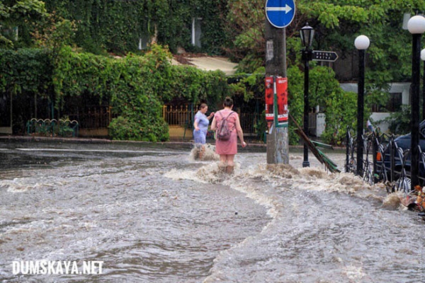Ливень вызвал хаос в Одессе: затоплены улицы, сметены автомобили