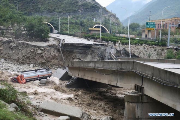 Сели на юго-западе Китая: заблокированы дороги, пропали электричество и связь