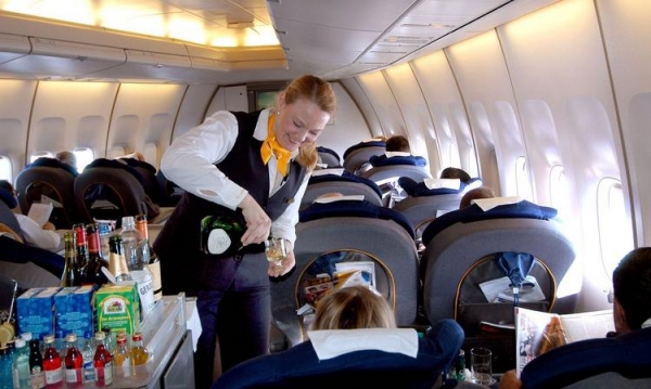 <br />
Секреты стюардессы: как они в действительности справляются с пьяными авиапассажирами<br />
